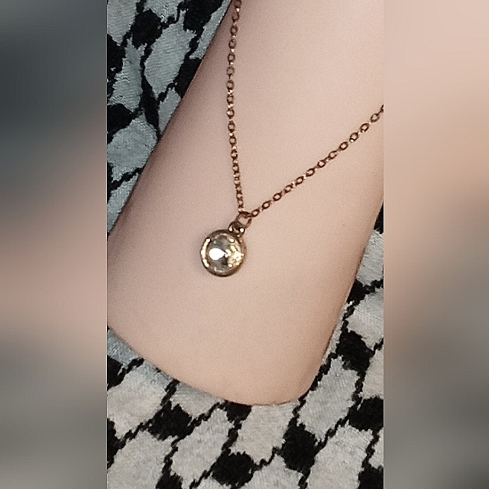 Elegant Gold Tone Chain with Pendant